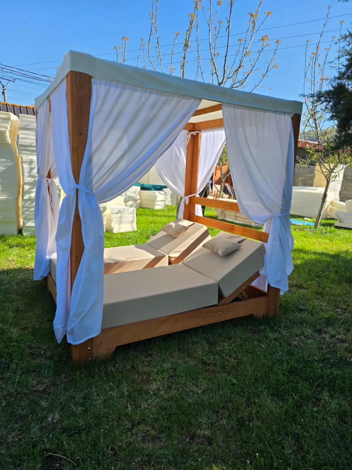Ξύλινο Gazebo Daybed Κρεβάτι Κήπου με Υφασμάτινη Οροφή και 2 Ξαπλώστρες με Στρώματα και Κουρτίνες